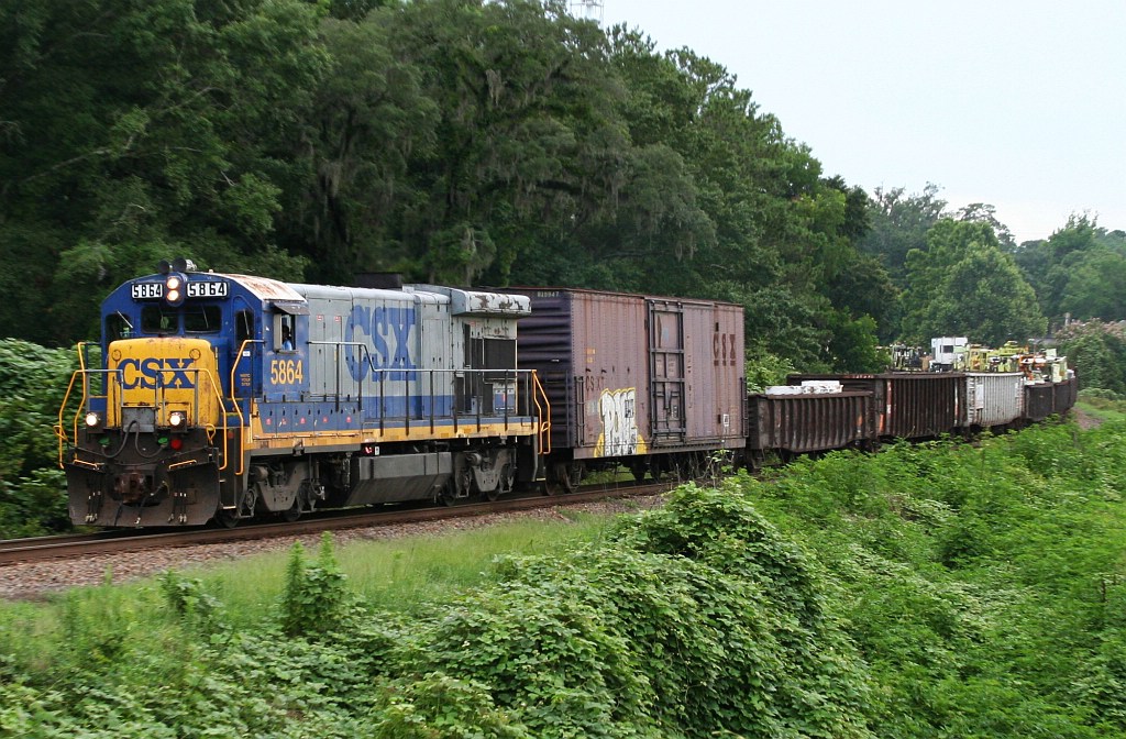 CSX 5864 solo with a work train coming from the P&A